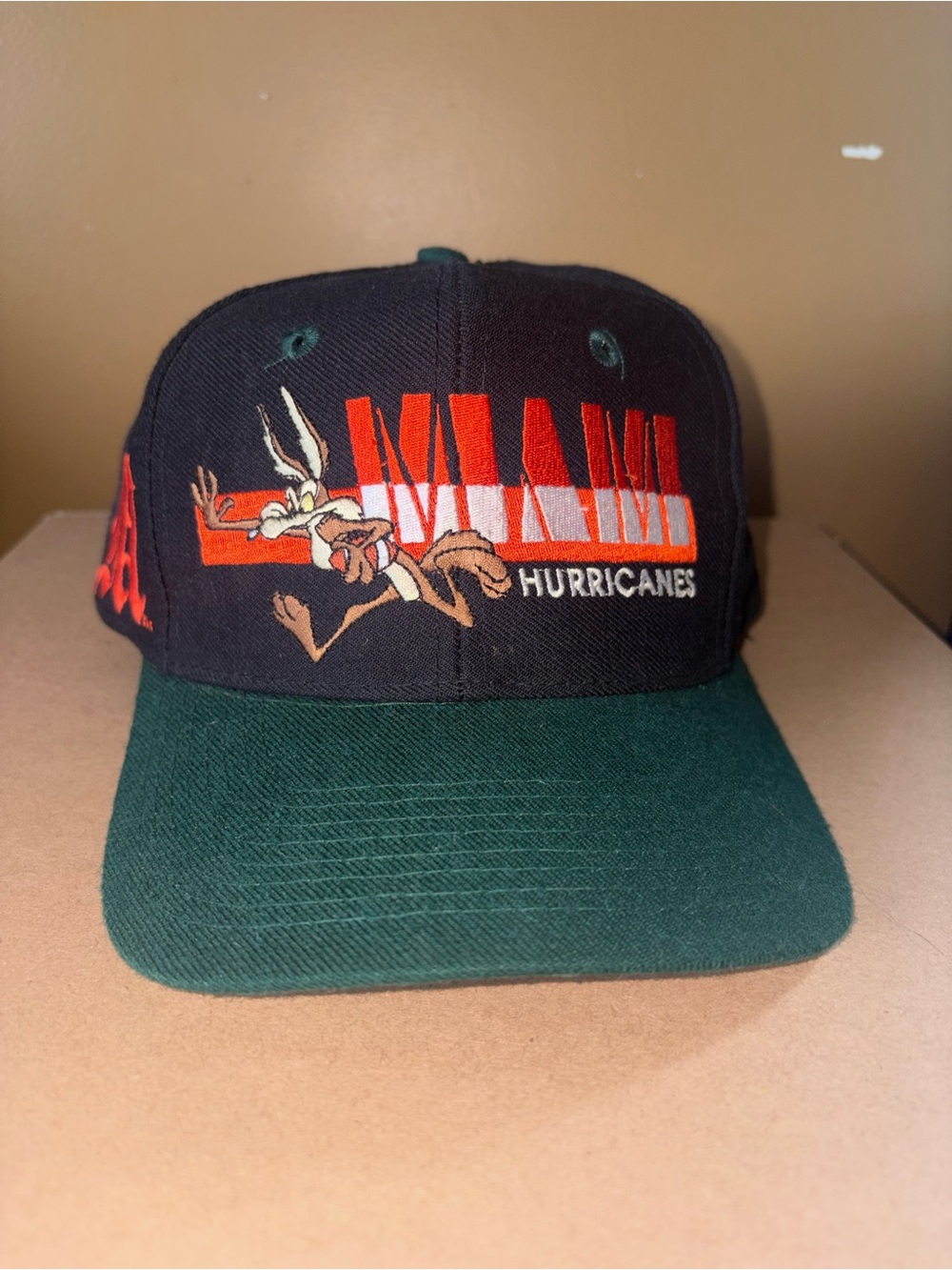 Warner Bros. Looney Tunes Logo Cap - Miami Hurricanes Wile E Coyote vintage hat